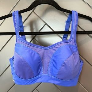 Chantelle molded cup sports bra